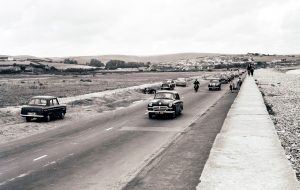 Cars on Beach Road, reference: D-HBT/4642b