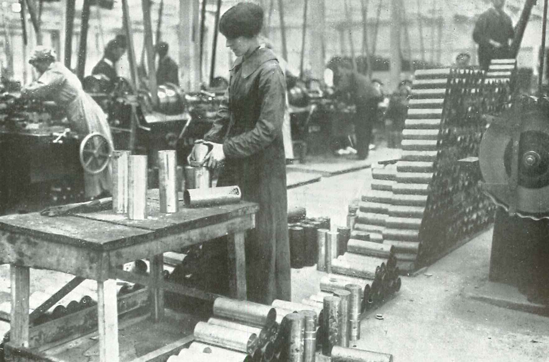Female workers in WW1: guaging shells