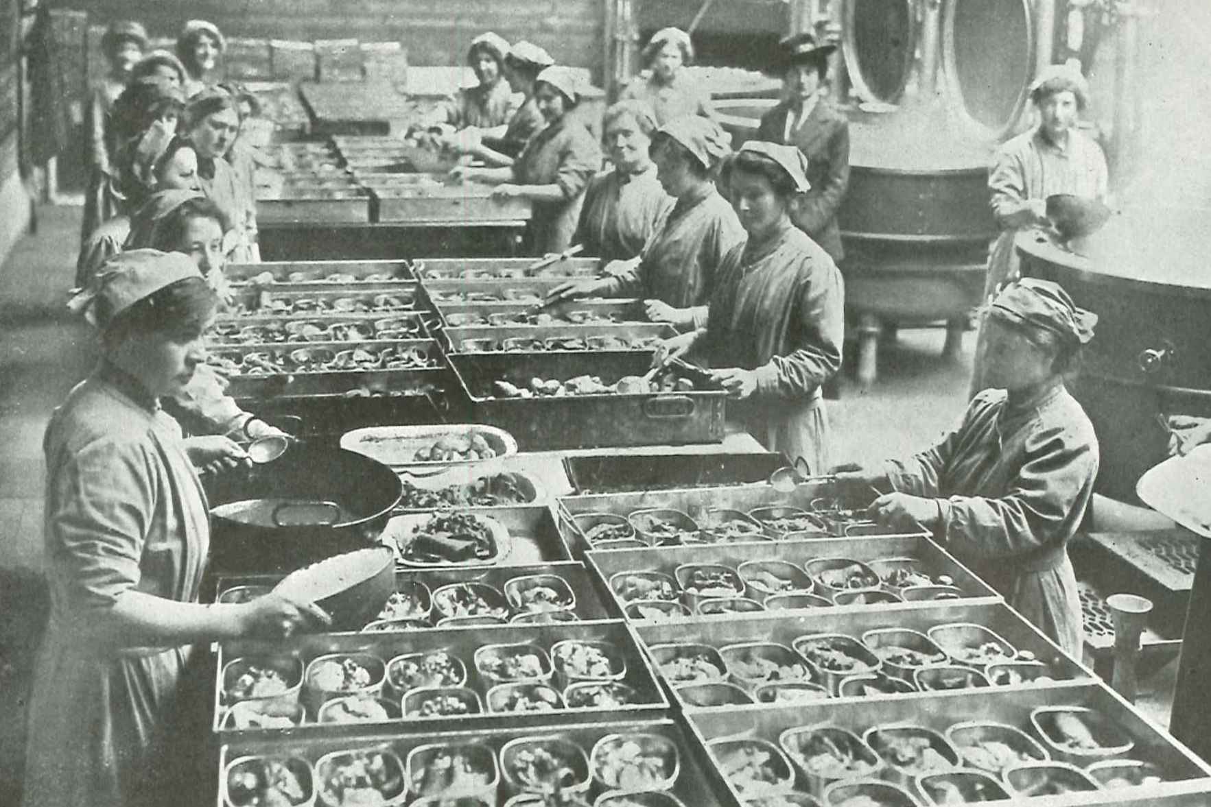 Female workers in WW1: soldiers' dinners