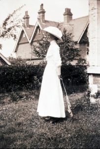 D-1330/1/4 Lady in hat