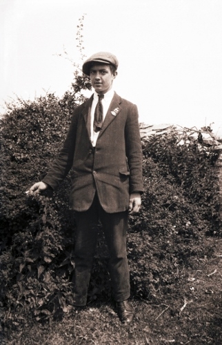D-1330/2/52 Smartly dressed boy