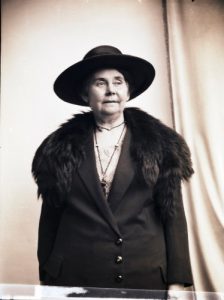 D-1330/a/1/10 Lady in a hat