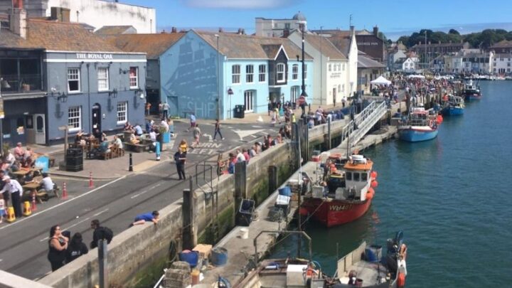 Looking at Custom House Quay from Town Bridge